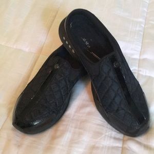 Easy Spirit black athleisure clogs lightly worn